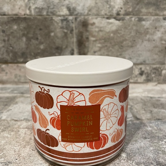 ❤️ BATH AND BODY WORKS CARMEL PUMPKIN SWIRL 3 WICK CANDLE NEW - Picture 4 of 4